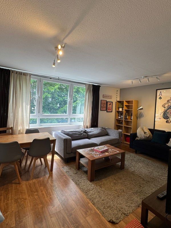 Room Surrey Lane in Greater London