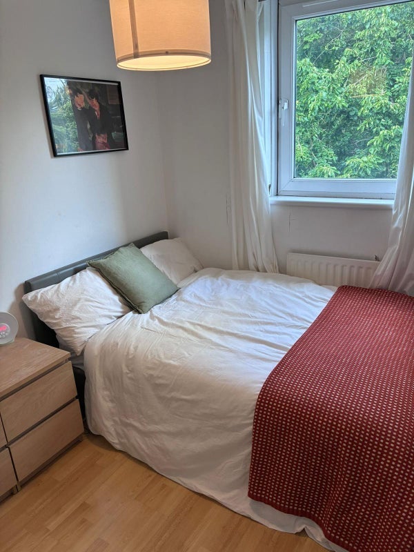 Room Surrey Lane in Greater London