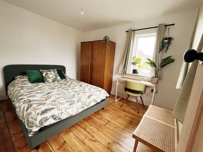 Room Broncksea Road in Bristol
