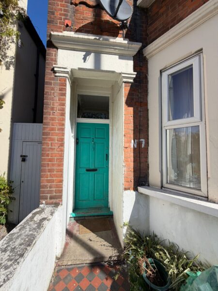 Flat Cassland Road in Greater London