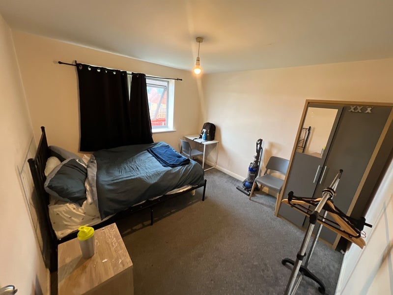 Room Falconwood Way in Manchester