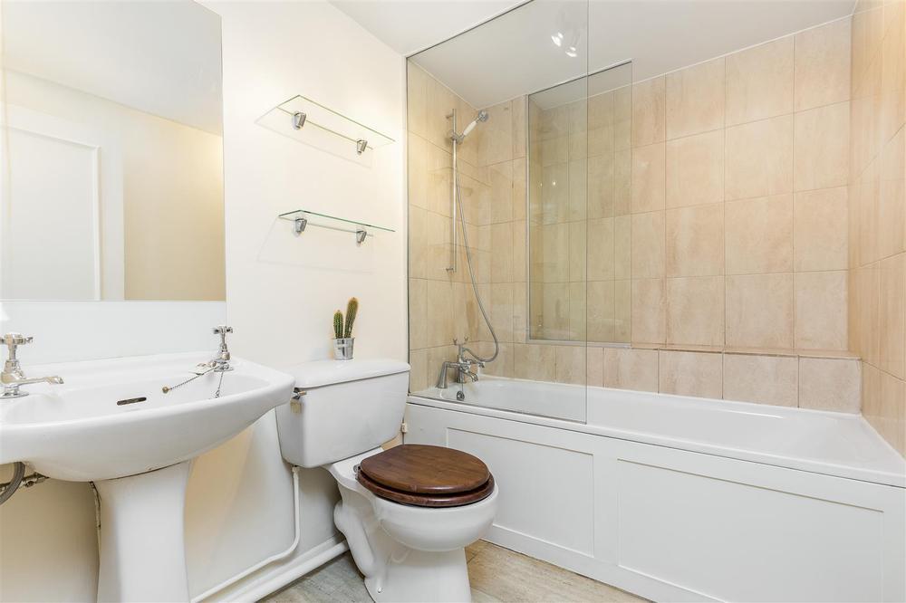 Flat Cleveland Street in Greater London