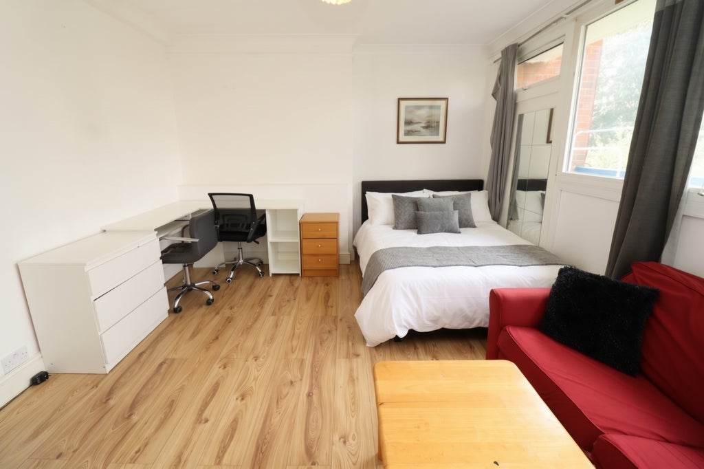 Room Globe Road in Greater London