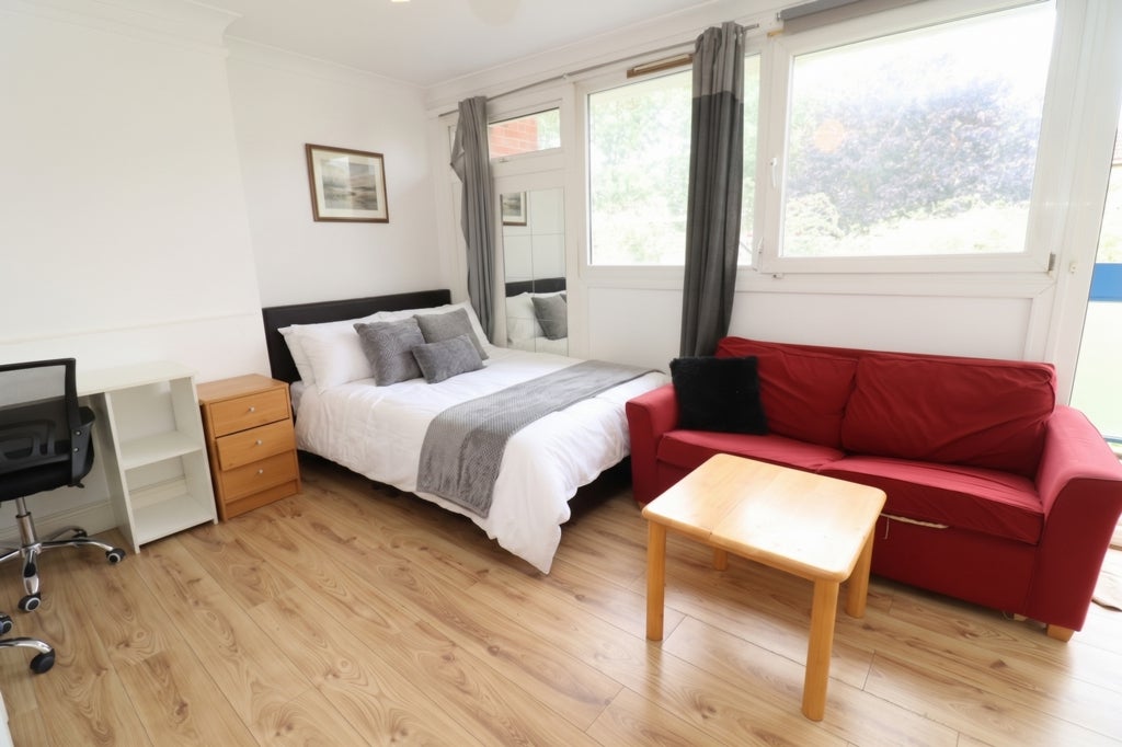 Room Globe Road in Greater London