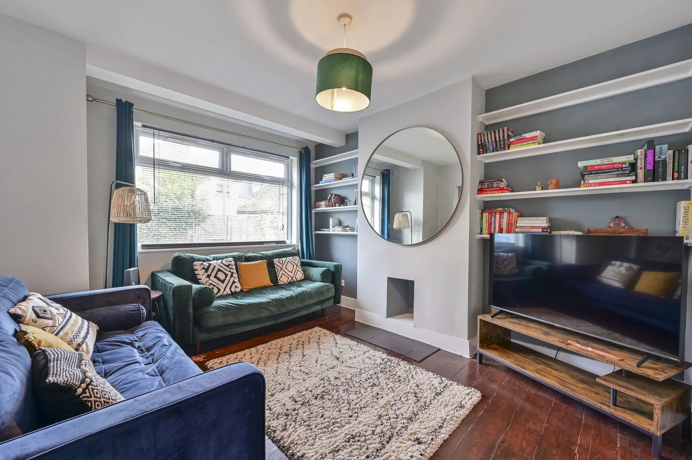 Flat Kimble Road in Greater London