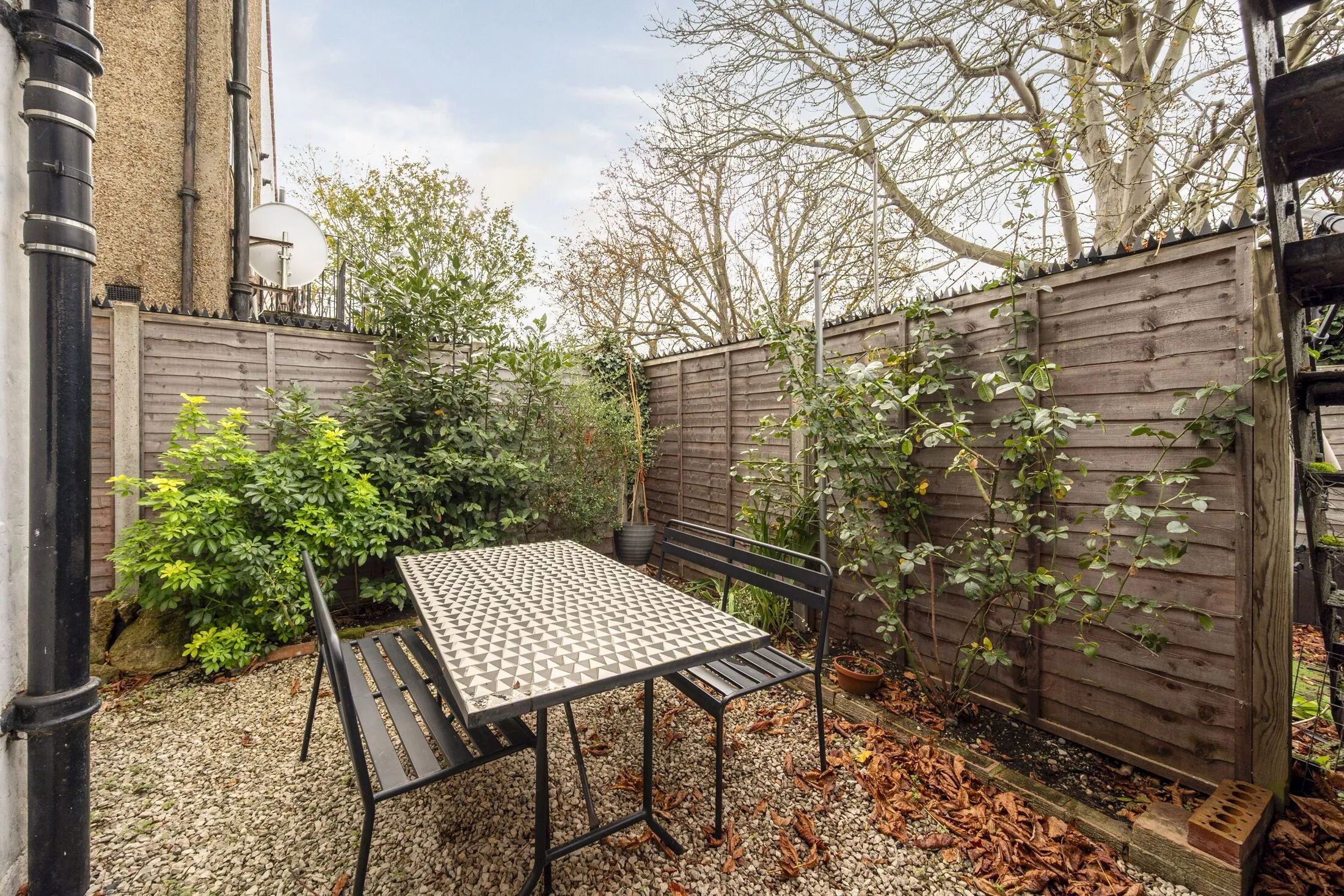 Flat Kimble Road in Greater London