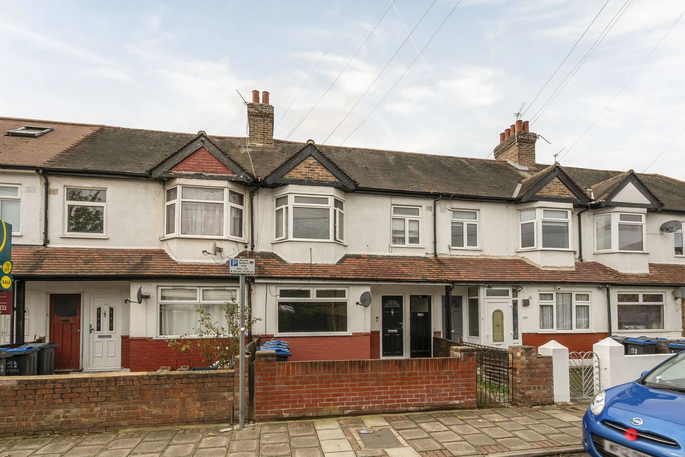 Flat Kimble Road in Greater London