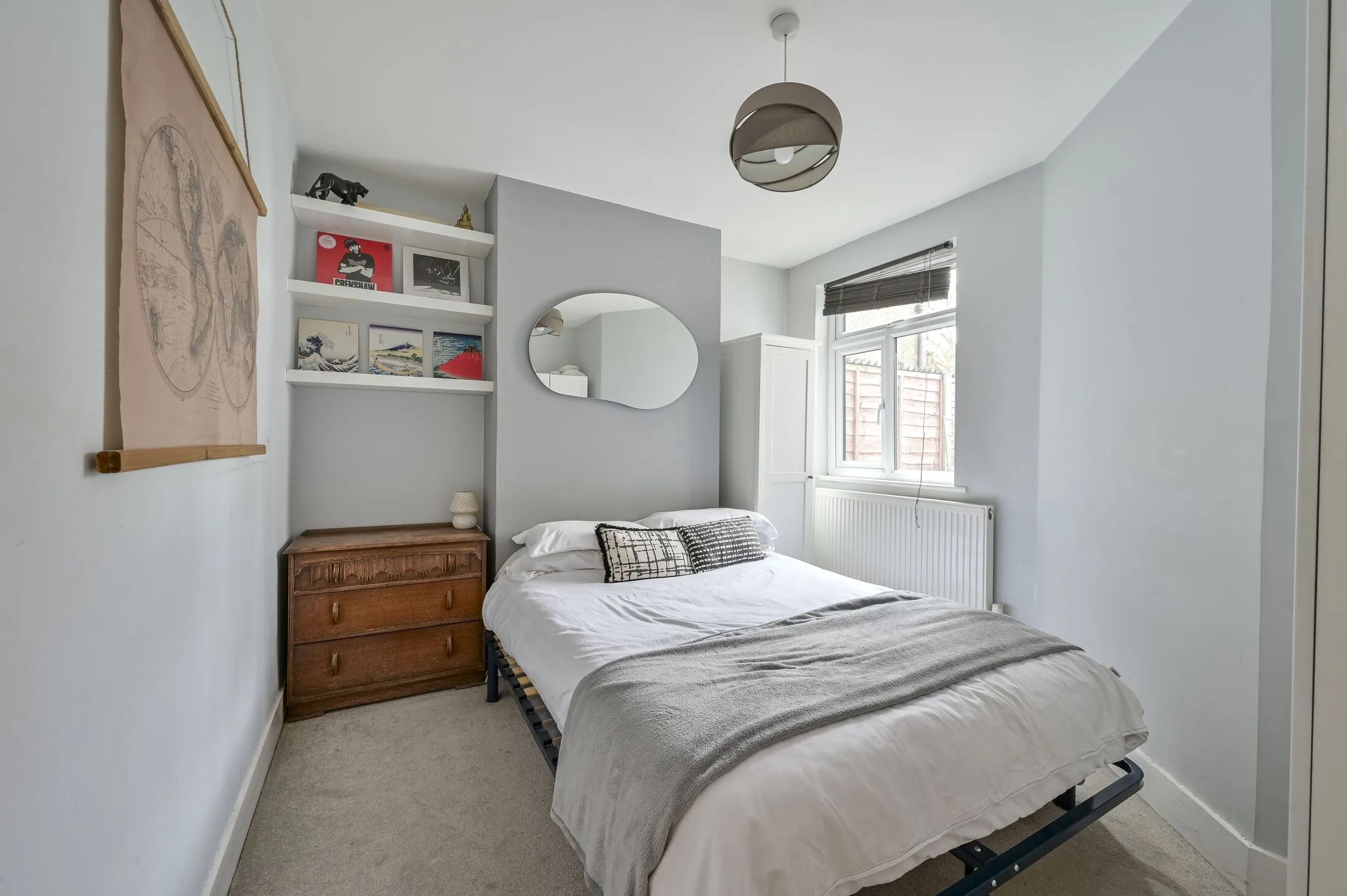 Flat Kimble Road in Greater London