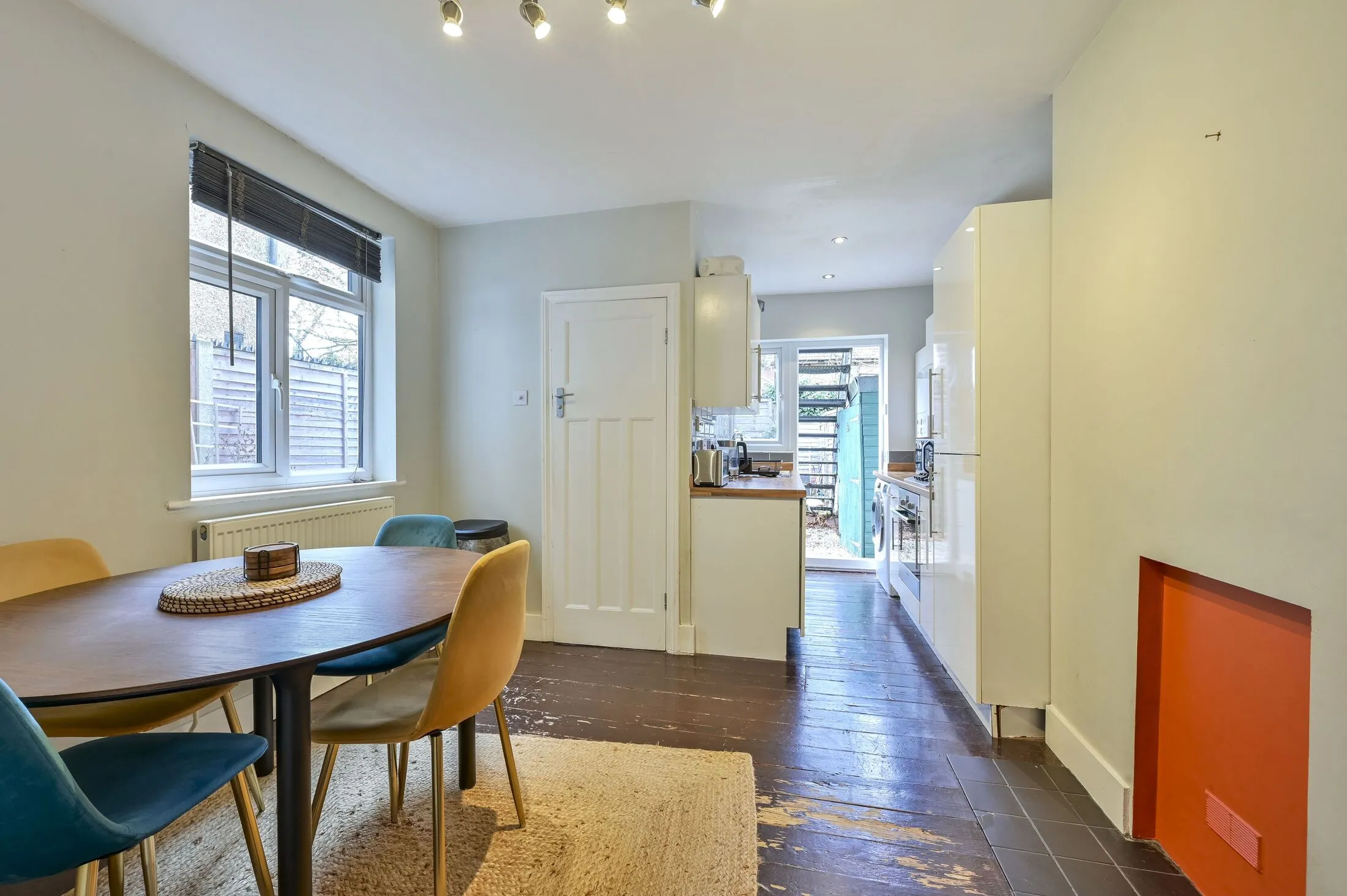 Flat Kimble Road in Greater London