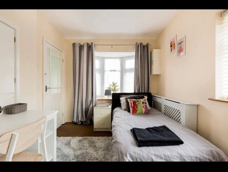 Room Fawborough Road in Manchester