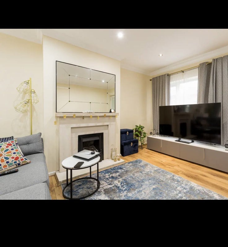 Room Fawborough Road in Manchester
