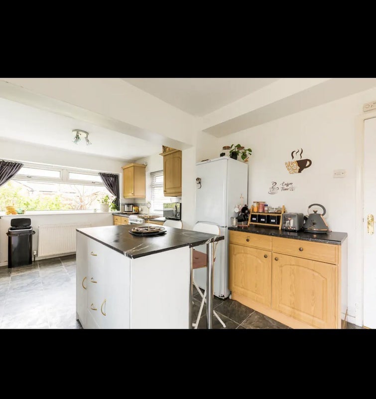 Room Fawborough Road in Manchester