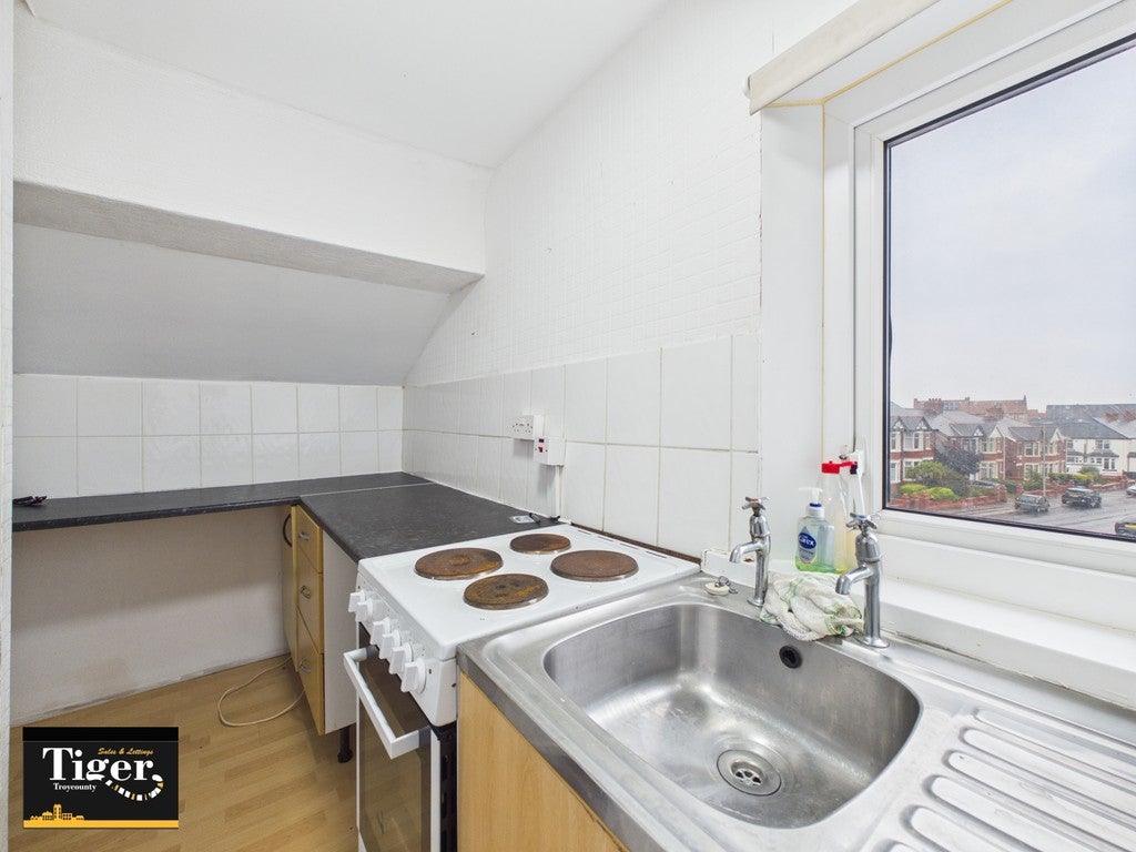 Flat Warbreck Drive in Bispham