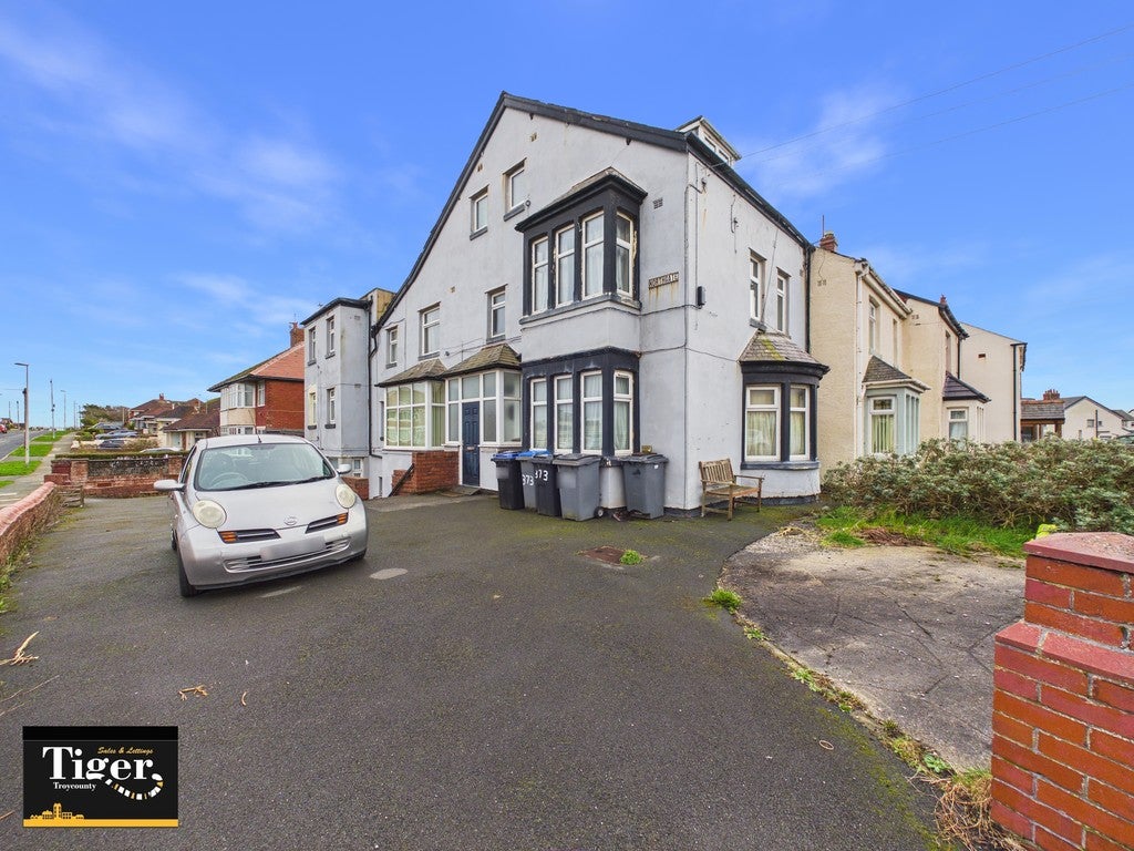 Flat Warbreck Drive in Bispham