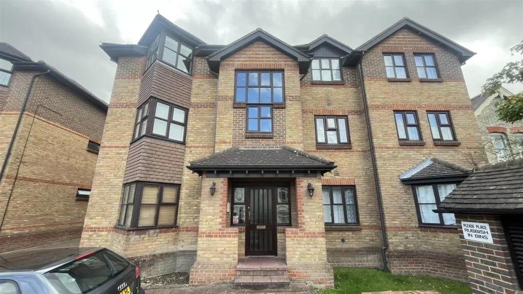 Flat Cedar Road in Greater London
