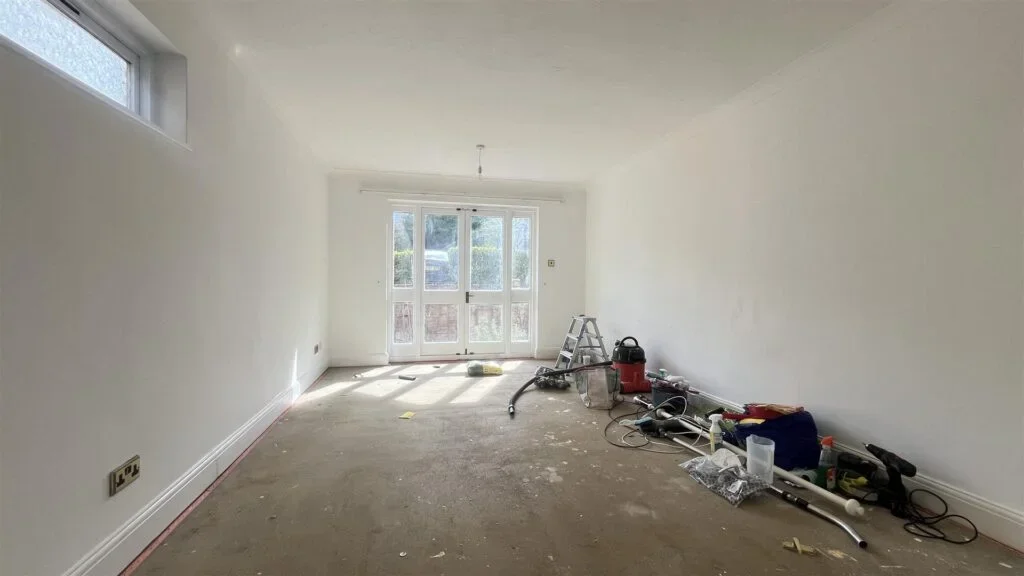 Flat Cedar Road in Greater London