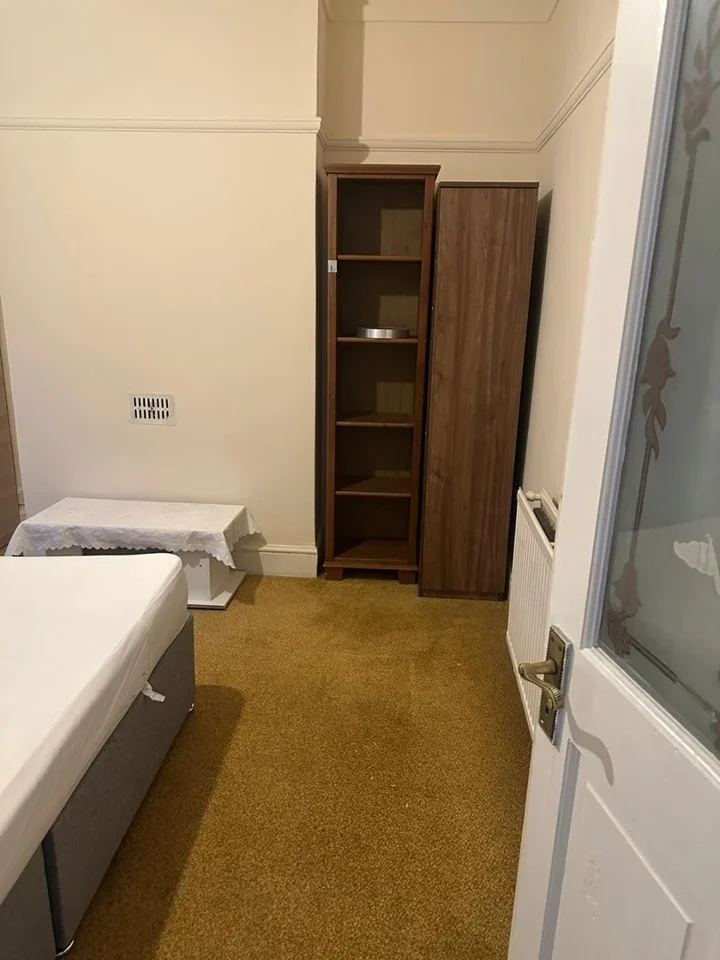 Room Beehive Lane in Greater London