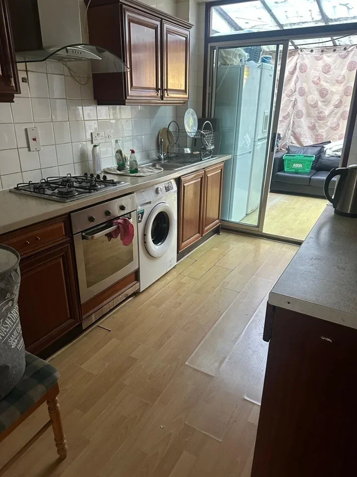Room Beehive Lane in Greater London