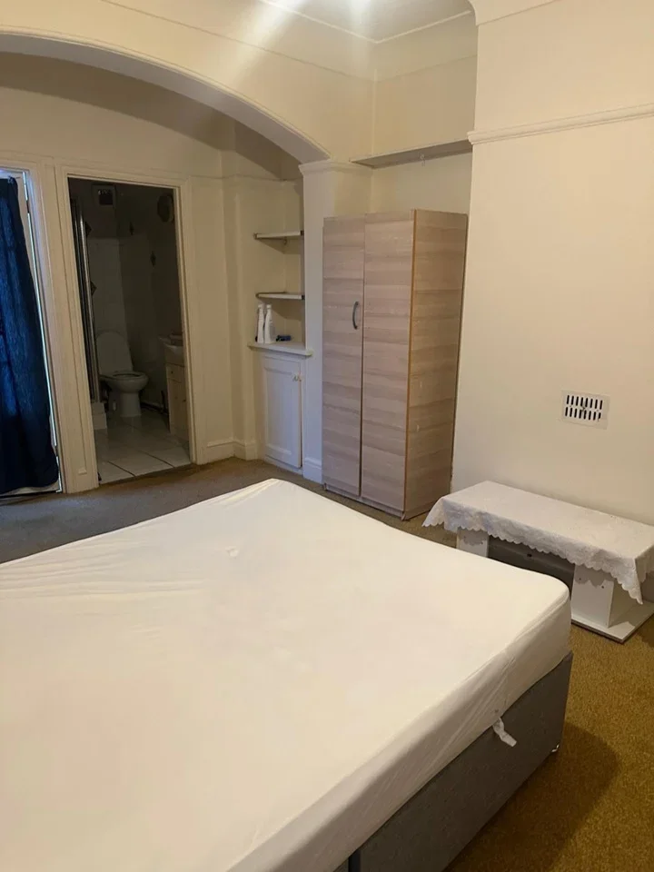 Room Beehive Lane in Greater London
