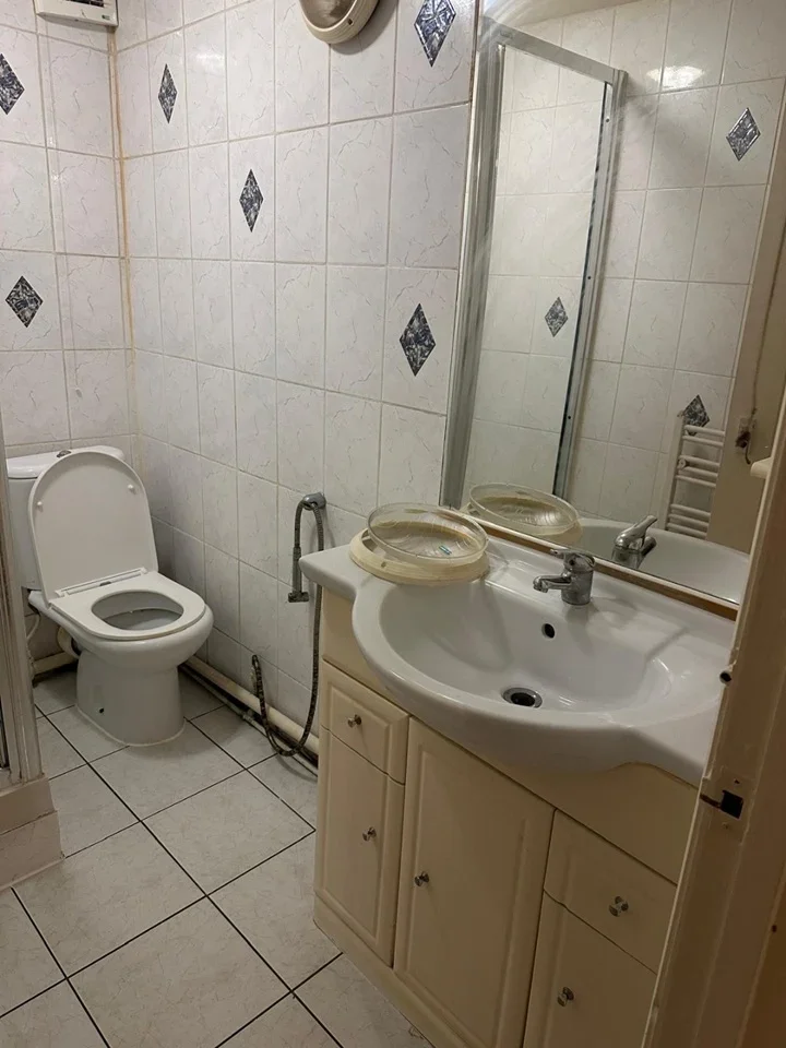 Room Beehive Lane in Greater London