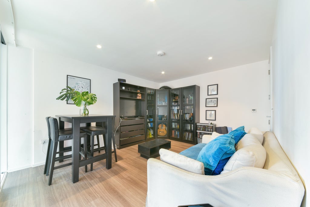 Flat Buckhold Road in Greater London