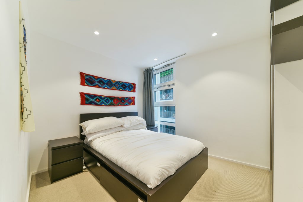 Flat Buckhold Road in Greater London