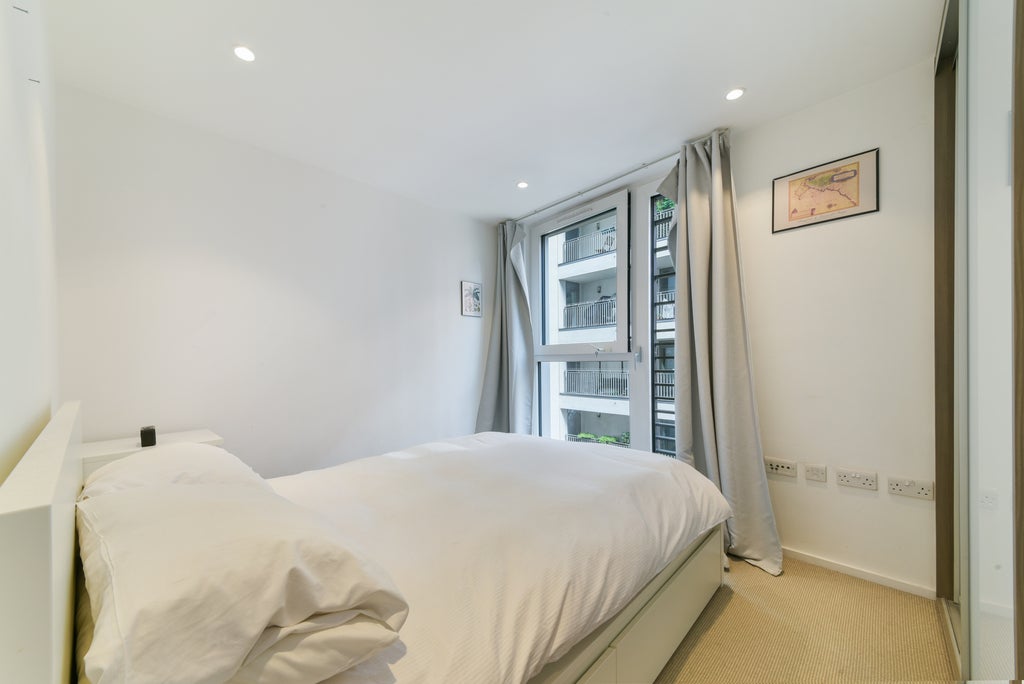 Flat Buckhold Road in Greater London
