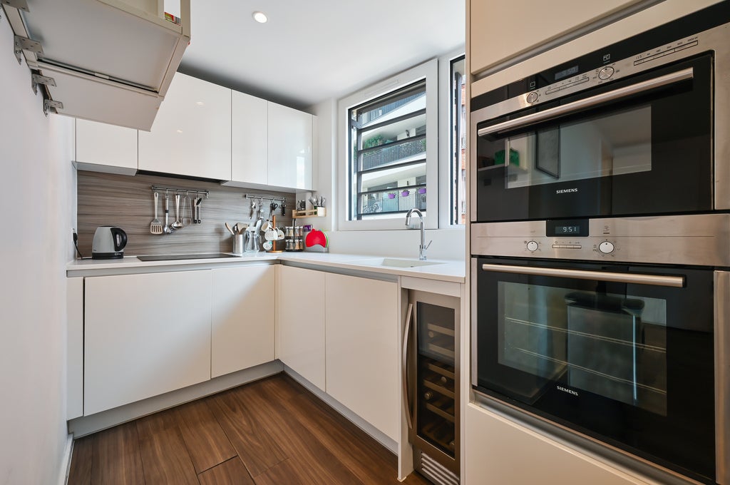 Flat Buckhold Road in Greater London