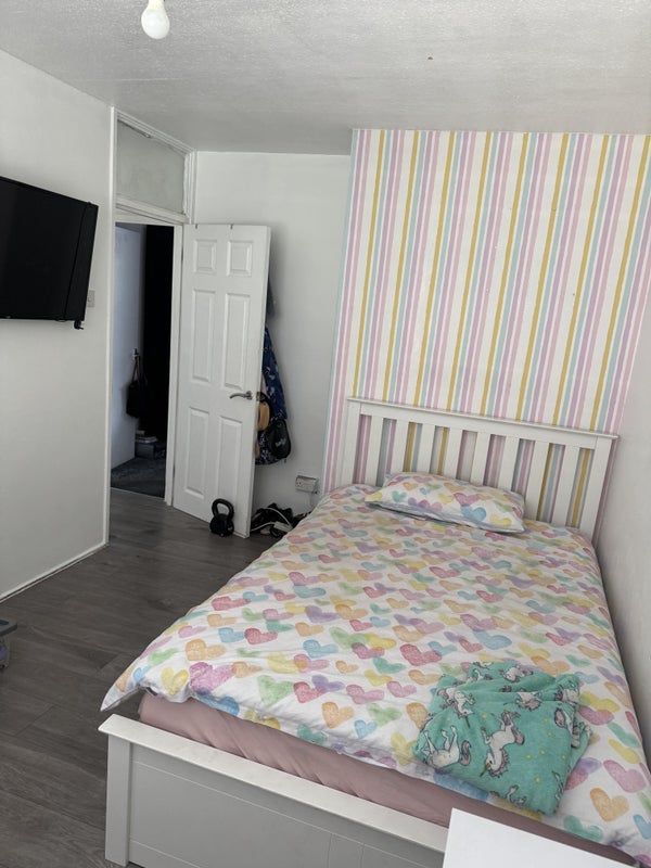 Room Tudor Road in Greater London