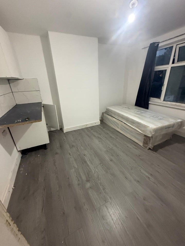 Flat Evelyn Avenue in Greater London