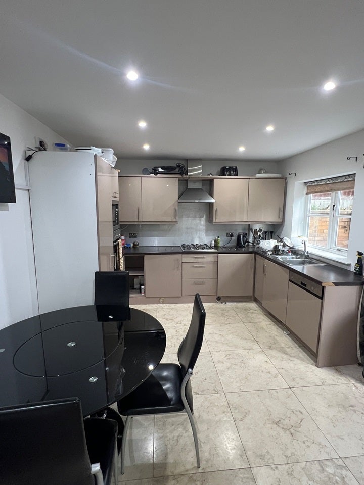 Room Eton Avenue in Greater London