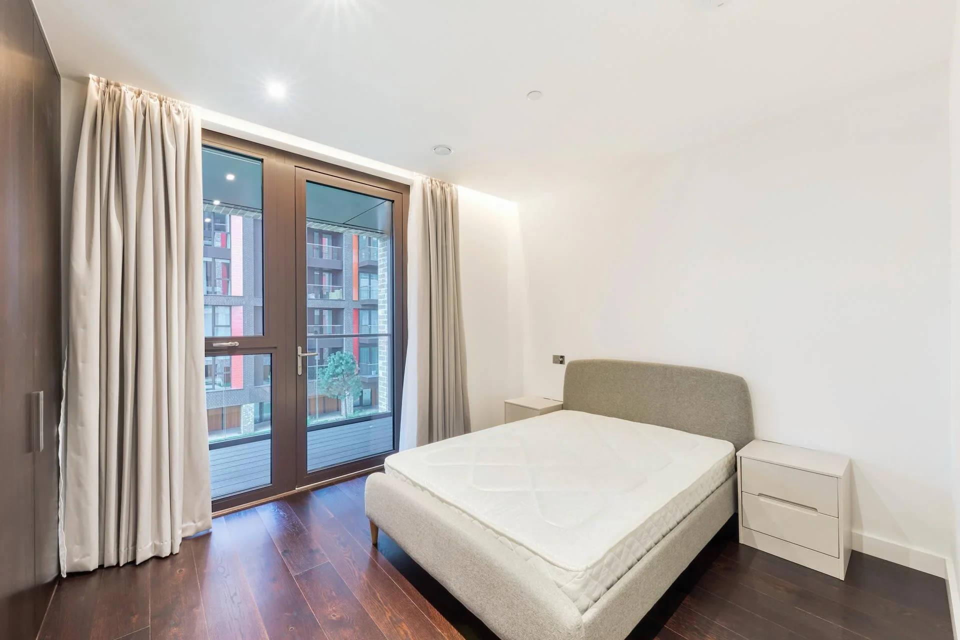 Flat Ponton Road in Greater London