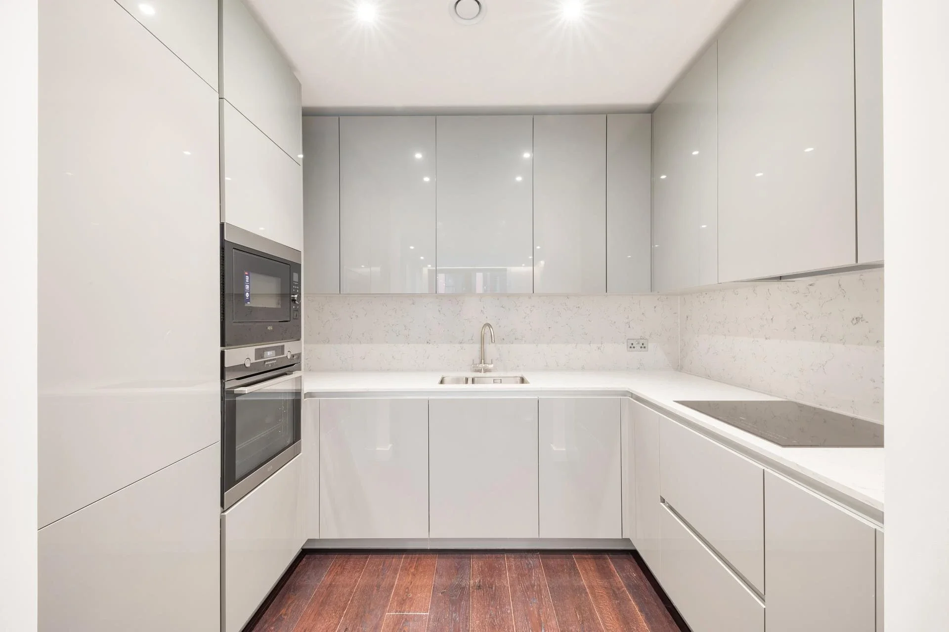 Flat Ponton Road in Greater London