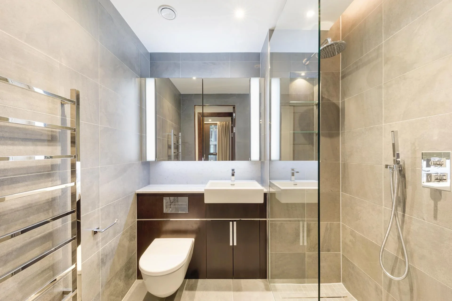 Flat Ponton Road in Greater London