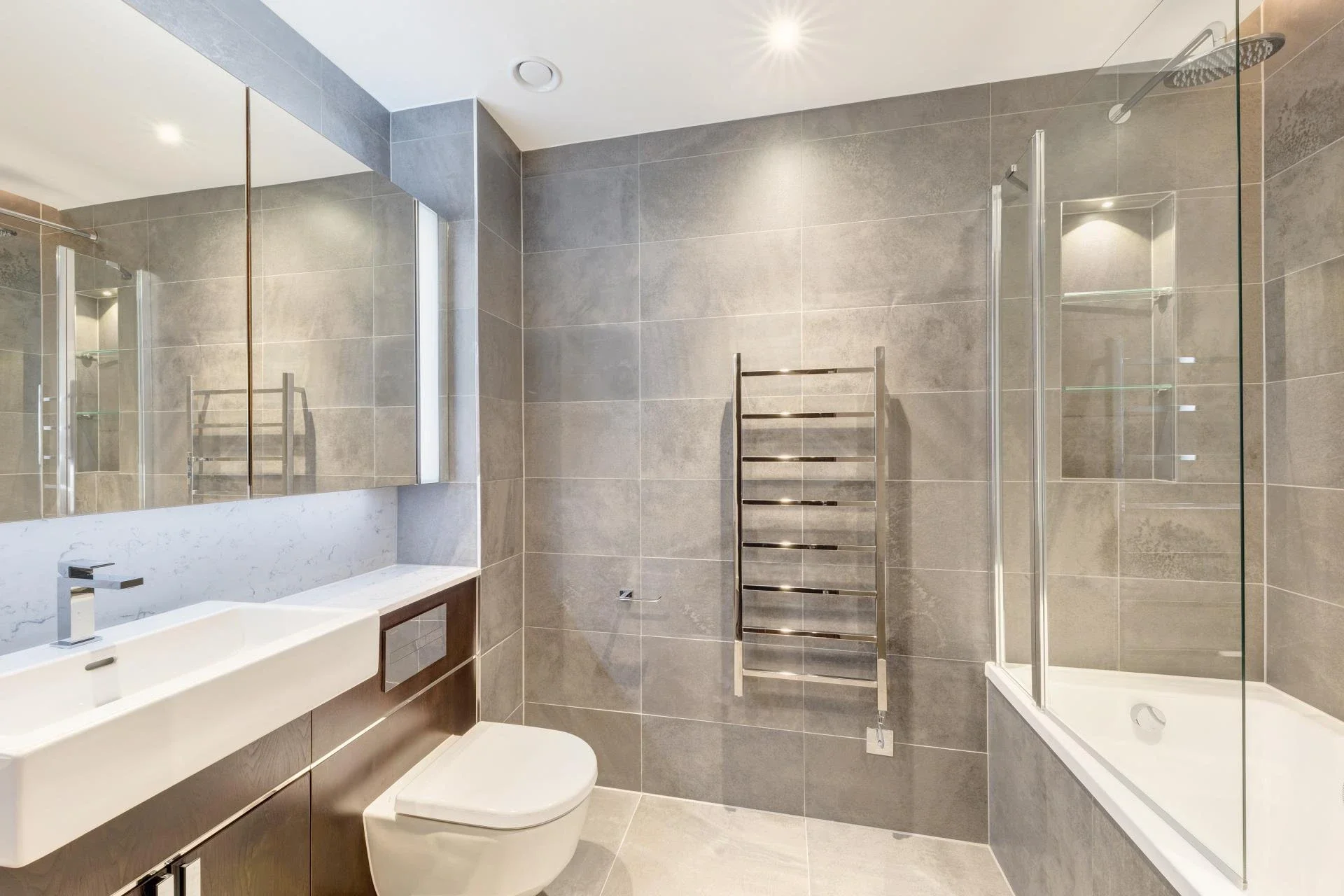 Flat Ponton Road in Greater London
