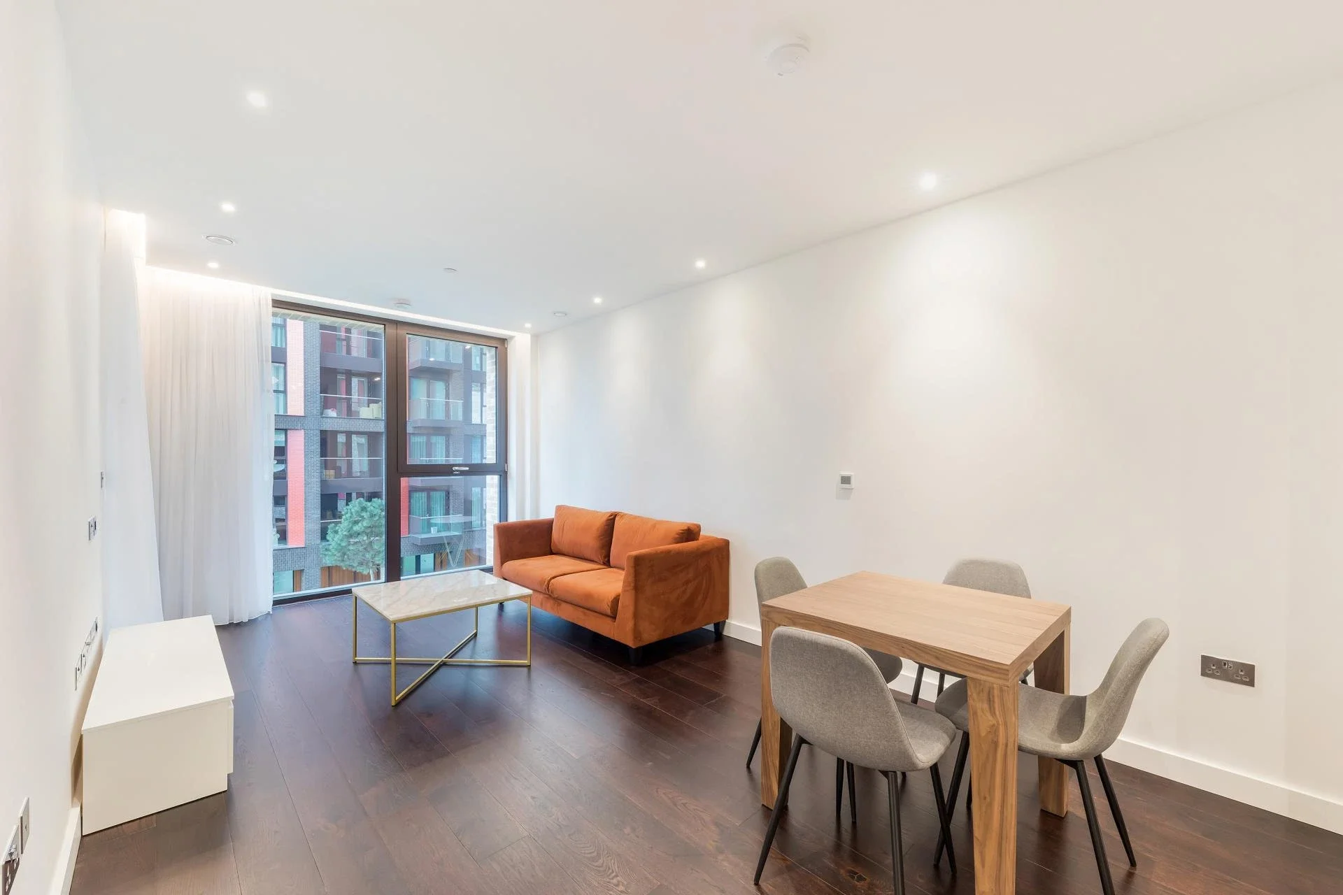 Flat Ponton Road in Greater London