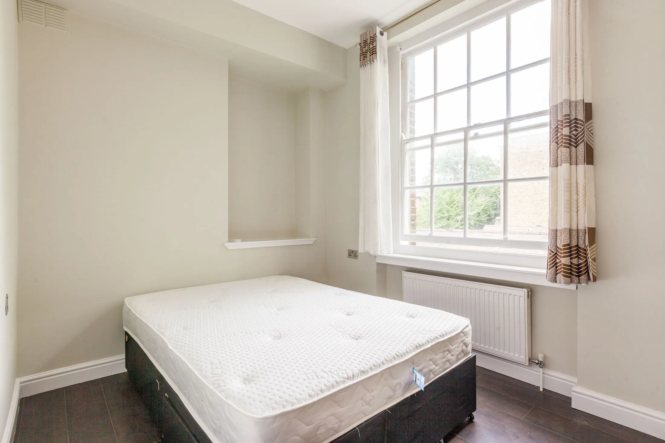 Flat Vassall Road in Greater London