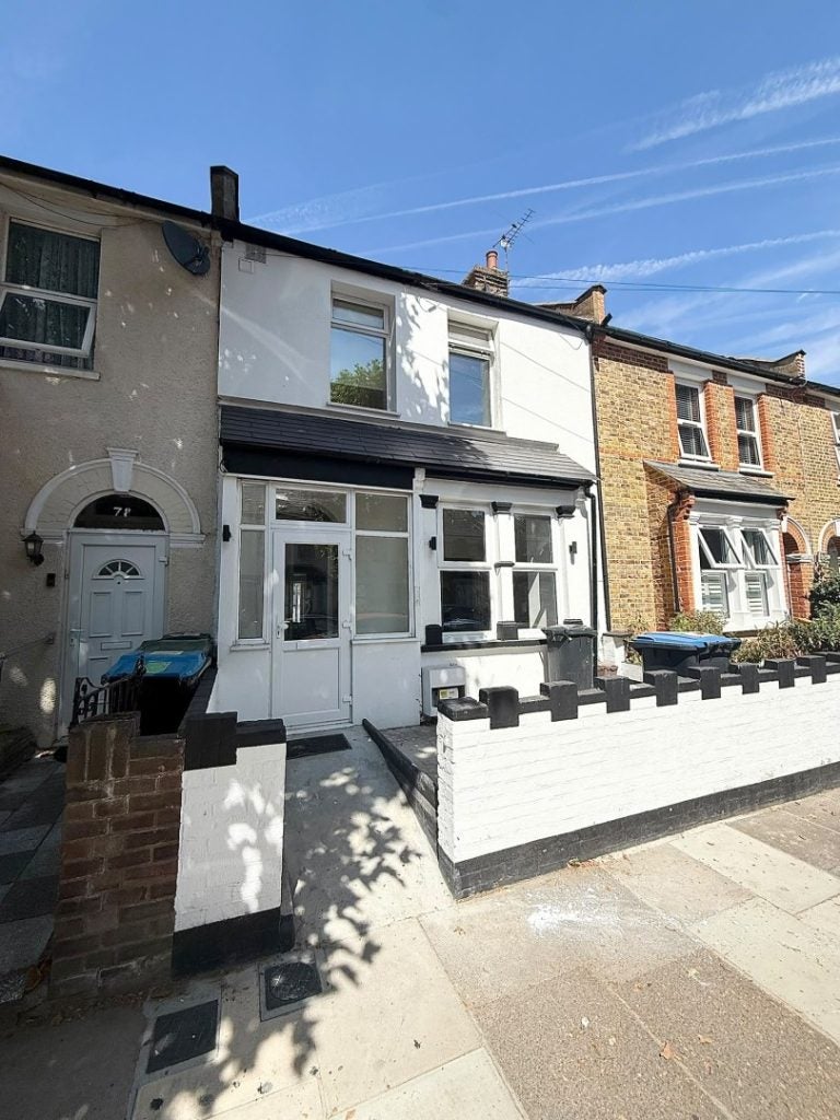 House Southfield Road in Greater London