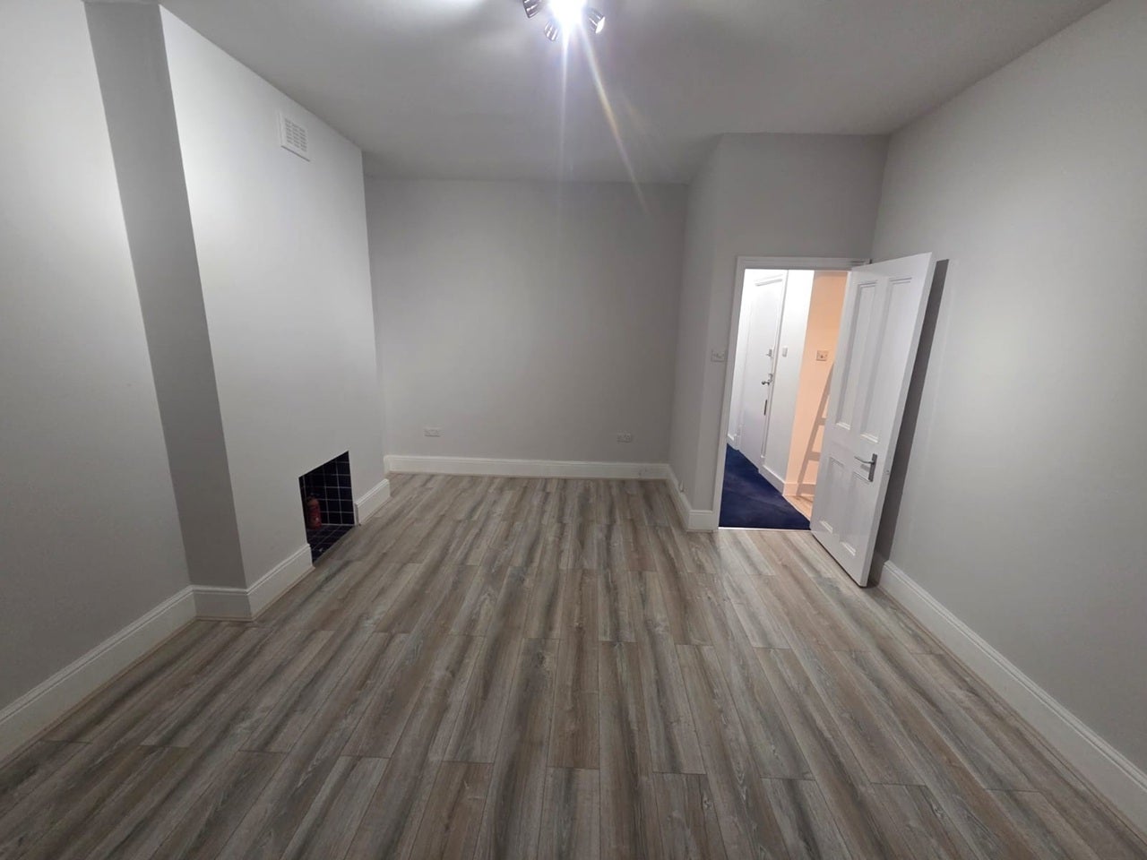Flat Riggindale Road in Greater London