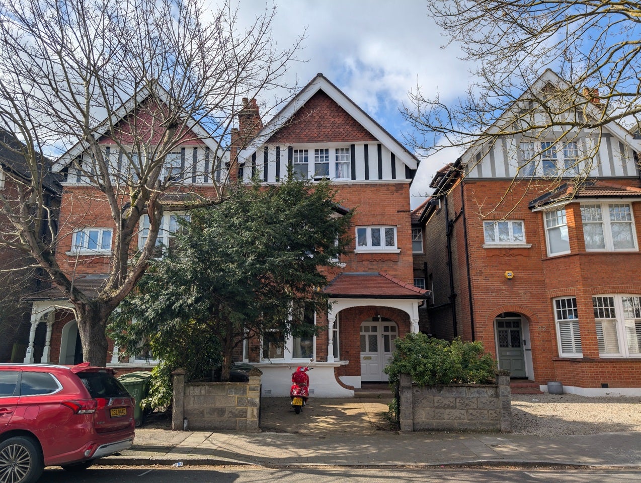 Flat Riggindale Road in Greater London
