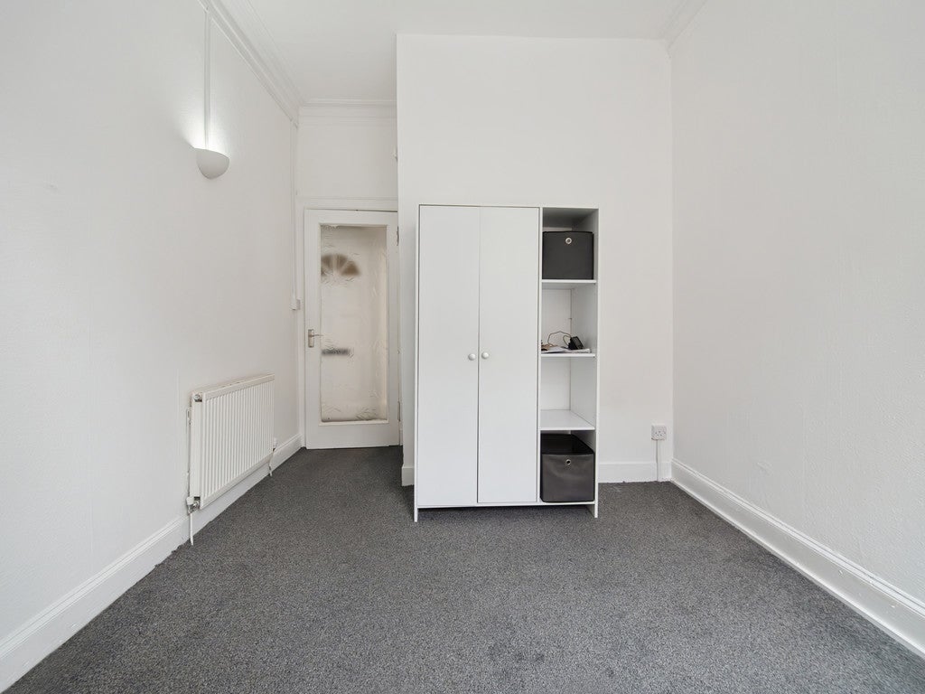 Flat Holmhead Place in Glasgow