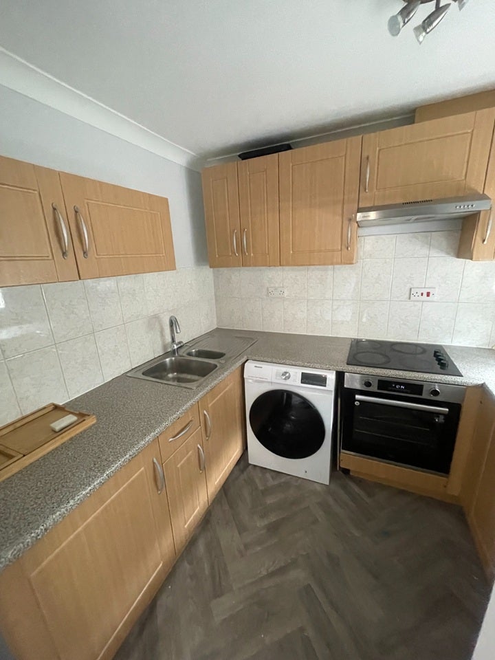 Flat De Mandeville Court in Greater London