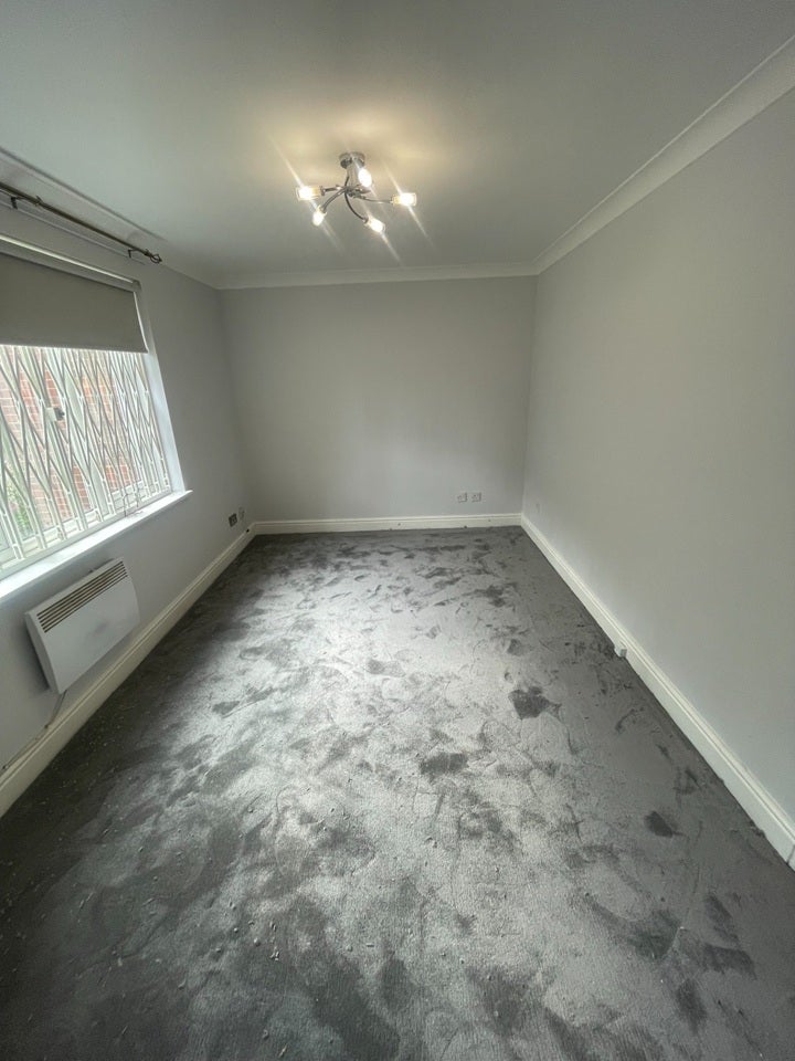 Flat De Mandeville Court in Greater London