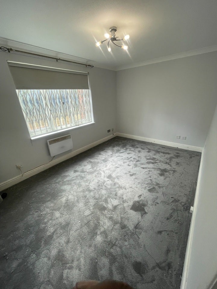 Flat De Mandeville Court in Greater London
