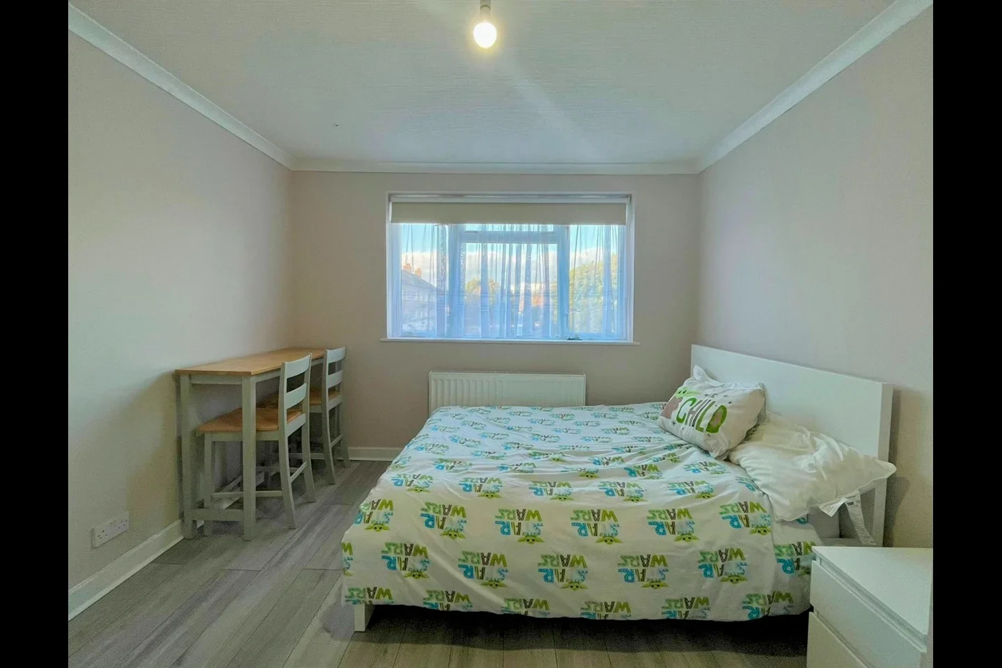 Room Rayners Gardens in Greater London