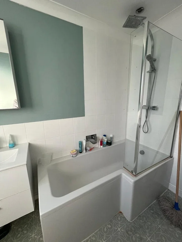 Room Rayners Gardens in Greater London