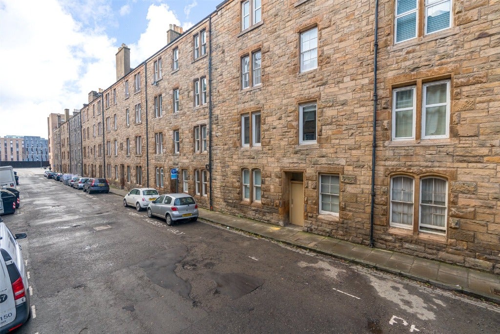 Flat Upper Grove Place in Edinburgh