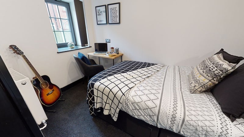 Room Castleford Road in Wakefield