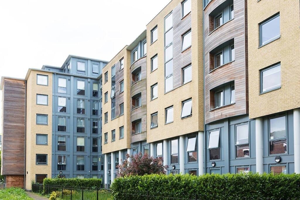 Room Market Road in Greater London
