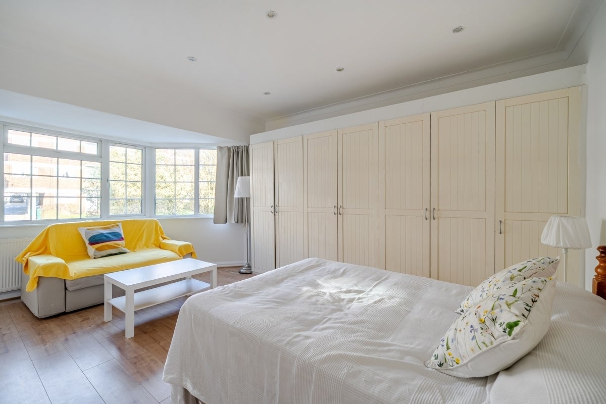 Flat Clifton Gardens in Greater London